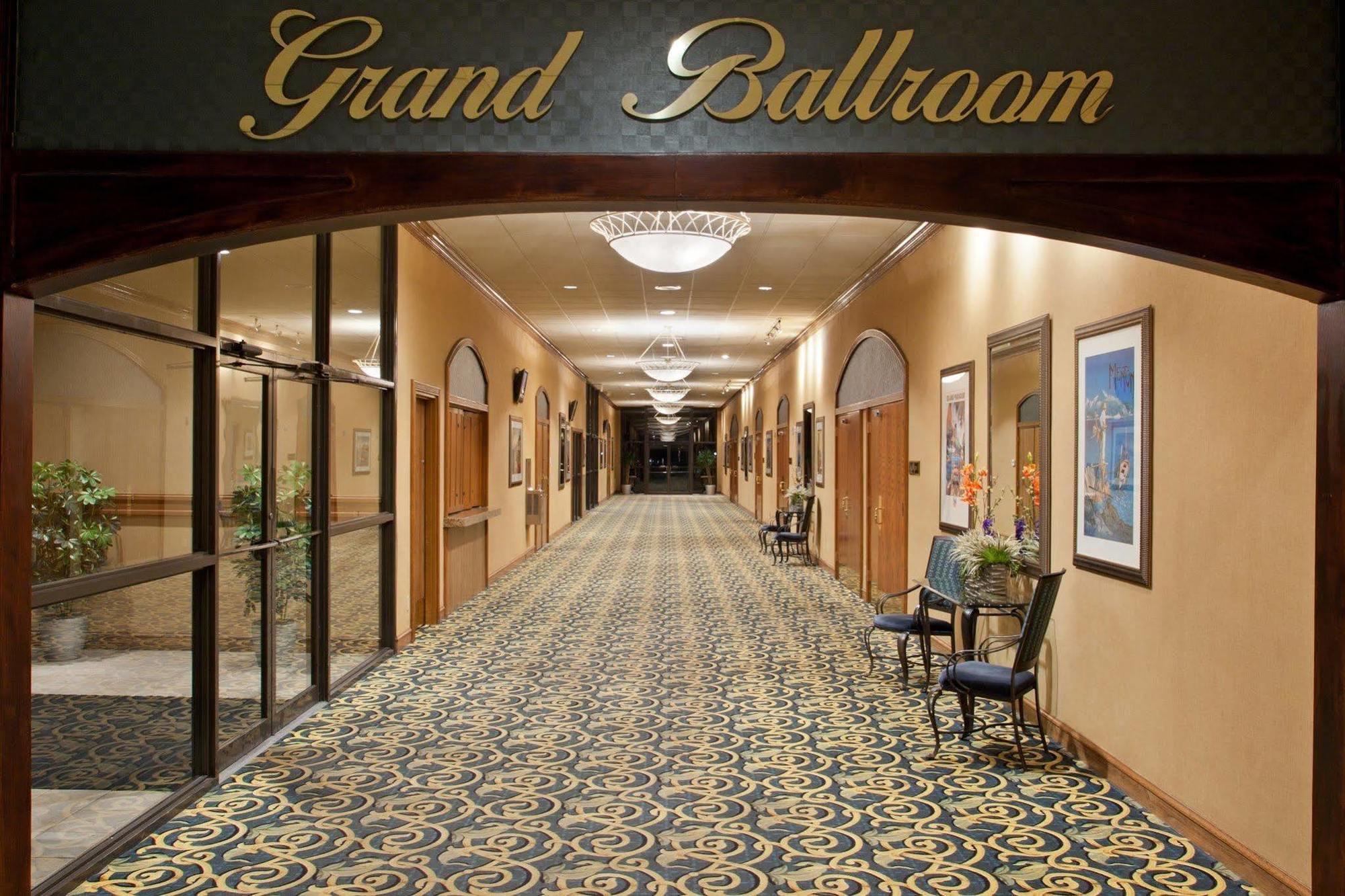 Holiday Inn Cleveland - South Independence By Ihg Exterior photo